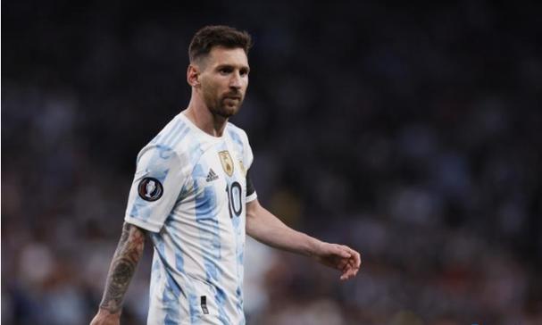 每日一笑: 高中时传纸条被老师抓到,他当着全班面念了出来,内容是:“放学吃什么?”